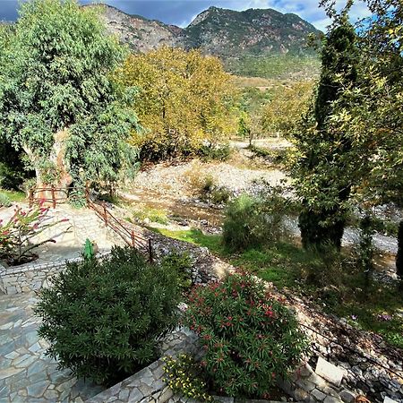 Steinturm Mit Dach-Terrasse Zwischen Fluss, Meer Und Gebirge- Spiti Pirgos Paralia Sergoulas Eksteriør billede